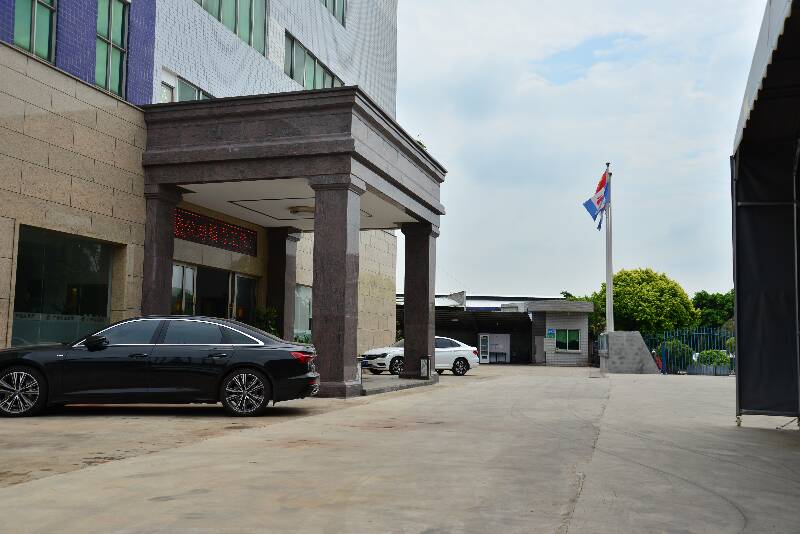 聚仁匯貨架公司門口